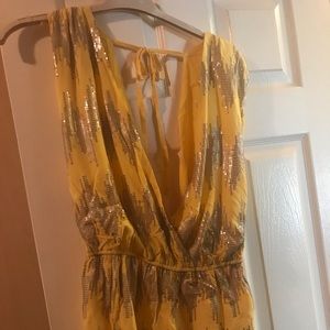 NWT SEXY Plunge yellow & silver sequin top 🏝
